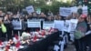 Una mesa vestida de negro, decoración navideña y sillas vacías intenta sensibilizar sobre la situación que viven los presos políticos y sus familiares, especialmente en días festivos. 