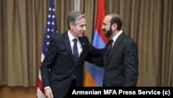 ԱՄՆ պետքարտուղար Էնթոնի Բլինքենն ու Հայաստանի արտգործնախարար Արարատ Միրզոյանը։ Սկոպիե, Հյուսիսային Մակեդոնիա նոյեմբերի 29, 2023թ․։