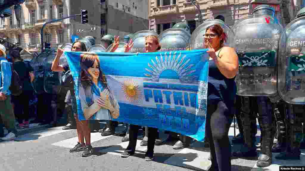Un grupo de mujeres muestra una pancarta con la imagen de la expresidenta Cristina Kirchner, durante el paro laboral en Buenos Aires.