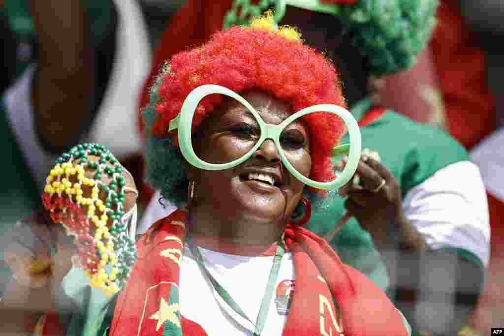 Une supportrice burkinabè en costume regarde le match de football du groupe D de la Coupe d'Afrique des Nations (CAN) 2024 entre l'Algérie et le Burkina Faso au Stade de la Paix à Bouaké le 20 janvier 2024.