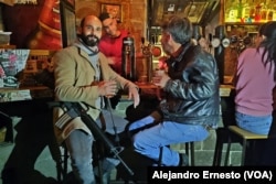 Un reservista en activo mantien a mano en un bar su arma reglamentaria. Una escena común en Jerusalén que pasa desapercibida para los locales, pero que llama la atención de los visitantes.