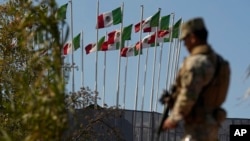 ARCHIVO - Un miembro de la Guardia Nacional de Texas custodia la frontera entre EEUU y México en Eagle Pass, Texas, el 3 de enero de 2024.