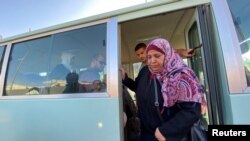 Jodanyen yo evakye soti Gaza an pasan pa fwontye Rafah a rive Amman, Jodani, 2 Novanm 2023.