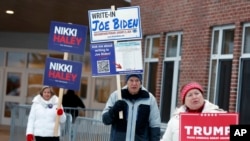 Pristalice kandidata stoje ispred biračkog mjesta na predsjedničkim primarnim izborima 23. januara 2024. u Windhamu, New Hampshire. 