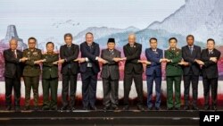 အင်ဒိုနီးရှားနိုင်ငံ ဂျာကာကာမြို့တော်မှာ ကျင်းပတဲ့ အာဆီယံကာကွယ်ရေးဝန်ကြီးအစည်းအဝေးအတွင်းတွေ့ရတဲ့ အာဆီယံကာကွယ်ရေးဝန်ကြီးများ (နိုဝင်ဘာ ၁၅၊ ၂၀၂၃)