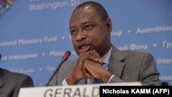 Geraldo João Martins numa conferência de imprensa dos ministros das Finanças africanos, durante reunião do FMI/BM em Washington, 11 Outubro 2014