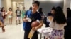 资料照片：中国留学生在德克萨斯州理查森市德克萨斯大学达拉斯分校参加新生迎新活动。(2015年8月22日)