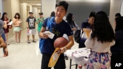 國際學生在德州理查森市德州大學達拉斯分校參加新生迎新活動。 （2015年8月22日）
