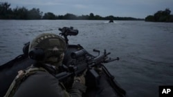 Сега, 45% велат дека владата на САД троши премногу за помош на Украина во војната против Русија, во споредба со 52% во октомври, според анкета на анкета на АП-НОРЦ