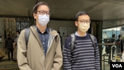 被控串謀發佈煽動刊物罪的香港網媒《立場新聞》前總編輯鍾沛權(左)及前署理總編輯林紹桐。(美國之音/湯惠芸)