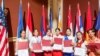 យុវជន ហោ វិសាល និងយុវជនកម្ពុជាដទៃក្នុងពេលទទួលសញ្ញាបត្រចូលរួមក្នុងកម្មវិធីកម្មវិធីភាពជាអ្នកដឹកនាំយុវជនអាស៊ីអាគ្នេយ៍ (SEAYLP) ក្នុងឆ្នាំ២០២២ នៅសហរដ្ឋអាមេរិក។ (រូបថតផ្តល់ឱ្យដោយ ហោ វិសាល)