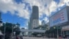 Autos de policía bloquean accesos al Adrienne Arsht Center, sede del tercer debate republicano, en Miami, EEUU, el 8 de noviembre de 2023. 