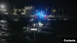 Los migrantes venezolanos fueron rescatados cerca de la isla de San Andrés, en Colombia. [Foto: Armada de Colombia]
