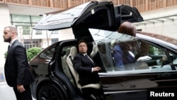 正在北京的特斯拉行政總裁埃隆·馬斯克準備乘坐一輛特斯拉電動車離開酒店。（2023年5月31日）
