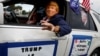 លោក Raul Meneses ពាក់ម៉ាស​មុខ​លោក ​Donald Trump ​អំឡុង​ការប្រមូល​ផ្តុំ​នៅ​សួន Tropical Park ថ្ងៃទី​១១ មិថុនា ឆ្នាំ២០២៣។