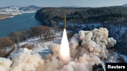 资料照片: 2024年1月14日朝鲜测试固体燃料和高超音速弹道导弹