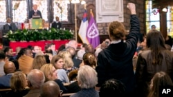 Para pengunjuk rasa pro-Palestina meneriakkan "Gencatan senjata sekarang" saat Presiden Joe Biden menyampaikan pidatonya di Gereja Mother Emanuel AME, kota Charleston, South Carolina, Senin, 8 Januari 2024. 