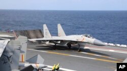 Jet tempur J-15 milik China bersiap lepas landas dari kapal induk Shandong dalam latihan kesiapan perang di sekitar wilayah Taiwan, pada 9 April 2023. (Foto: An Ni/Xinhua via AP)