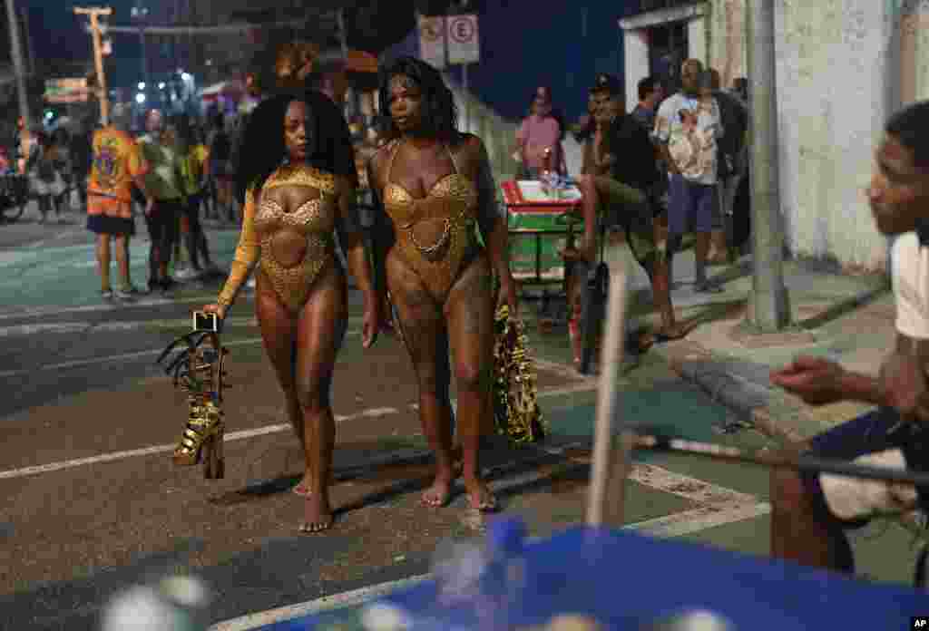 Bailarines de la escuela de samba Paraíso do Tuiuti llevan sus tacones altos al ensayo donde practicarán para los próximos desfiles de Carnaval en Río de Janeiro, Brasil, el 15 de enero de 2024. (Foto AP/Silvia Izquierdo). 