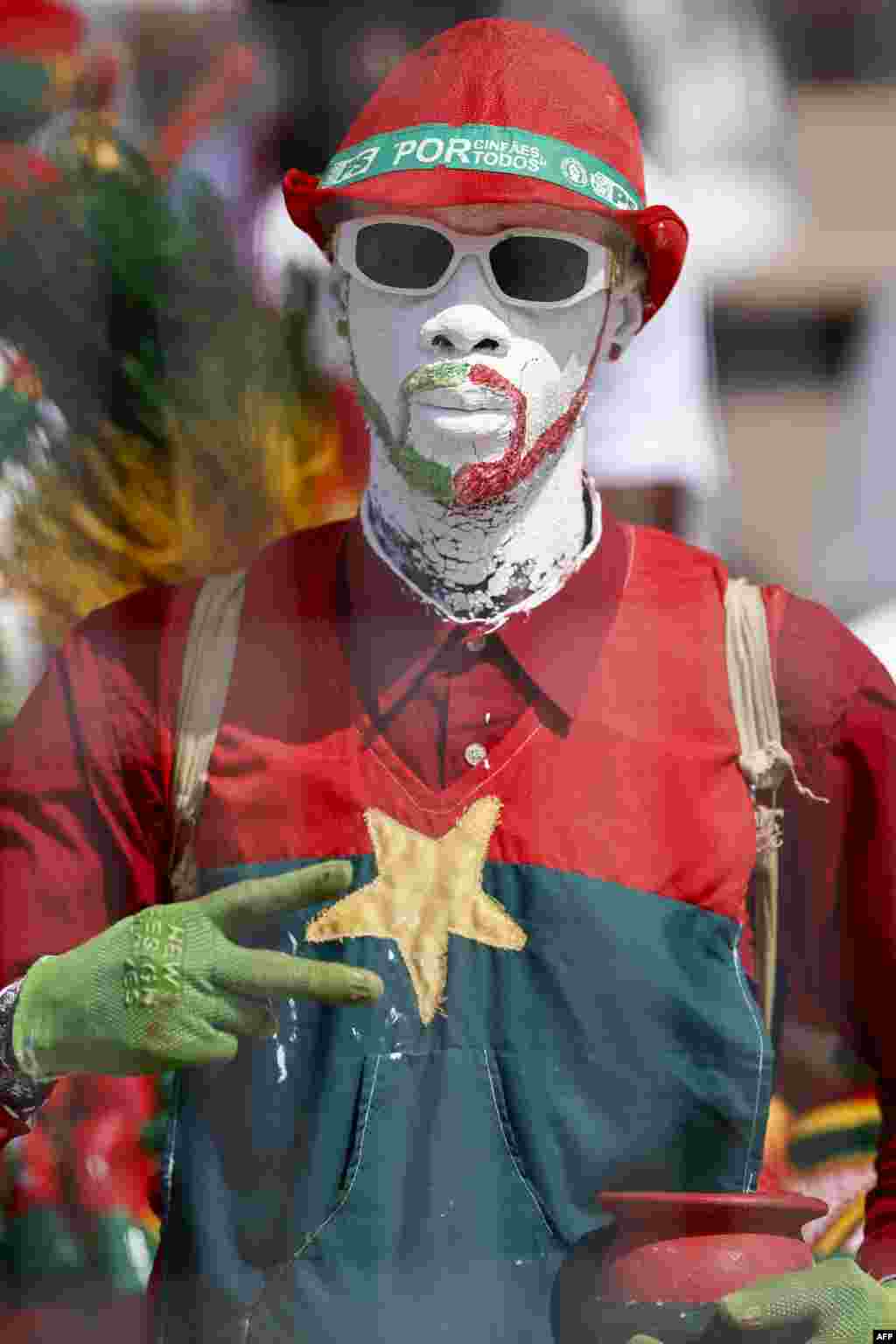 Un supporter du Burkina Faso fait un geste pendant le match de football du groupe D de la Coupe d'Afrique des Nations (CAN) 2024 entre le Burkina Faso et la Mauritanie au Stade de la Paix à Bouaké le 16 janvier 2024.