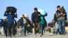 Arhiva - Avganistanski imigranti deportovani iz Irana, nose svoje stvari u reistrovanom centru u Islam Kali, pograničnom gradu u pokrajini Herat, 6. novembra 2023.