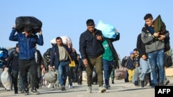 Arhiva - Avganistanski imigranti deportovani iz Irana, nose svoje stvari u reistrovanom centru u Islam Kali, pograničnom gradu u pokrajini Herat, 6. novembra 2023.