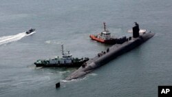 El submarino de propulsión nuclear USS Michigan se acerca a una base naval en Busan, Corea del Sur, el viernes 16 de junio de 2023. (Gang Duck-chul/Yonhap vía AP)