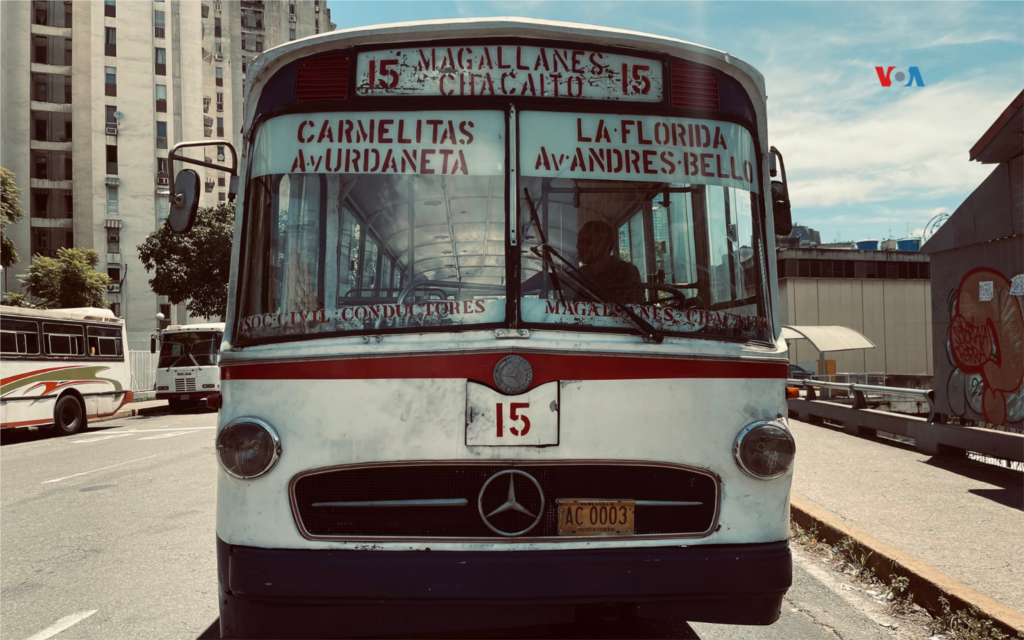 Manuel es el conductor de este autobús del año 1971. Cuenta a la VOA que tiene 25 años trabajando con la unidad. Afirma que encontrar repuestos es una “lotería”, no solo por lo antiguo del transporte sino por los precios.