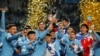 Fabricio Díaz y sus compañeros de equipo de Uruguay celebran con el trofeo después de ganar la Copa Mundial Sub-20 de la FIFA REUTERS/Agustin Marcarian