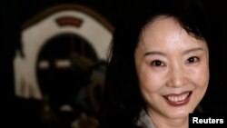 ARCHIVO - La autora china Yan Geling posa durante una entrevista en Hong Kong, el 7 de marzo de 2008.