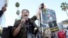 La capitana de SAG-AFTRA, Mary M. Flynn, reúne a otros actores en huelga en un piquete frente a los estudios de Netflix, el miércoles 8 de noviembre de 2023, en Los Ángeles. (Foto AP/Chris Pizzello)