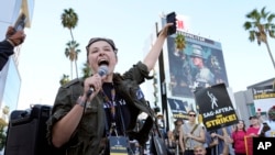 La capitana de SAG-AFTRA, Mary M. Flynn, reúne a otros actores en huelga en un piquete frente a los estudios de Netflix, el miércoles 8 de noviembre de 2023, en Los Ángeles. (Foto AP/Chris Pizzello)