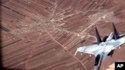 Na ovoj slici napravljenoj od video snimka koji su objavile američke vazduhoplovne snage, ruski SU-35 leti u blizini drona MK-9 Riper američkog ratnog vazduhoplovstva 5. jula 2023. godine iznad Sirije.