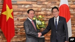 日本首相岸田文雄（右）在東京會面的越南國家主席​​武文賞(Vo Van Thuong)。（2023年11月27日）