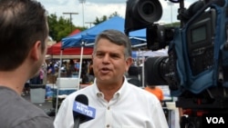 El abogado y político salvadoreño Luis Parada deja Washington para competir por la presidencia de El Salvador en febrero de 2024 como candidato de una coalición opositora a Nayib Bukele. (Foto: Tomás Guevara, VOA).