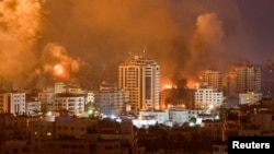 Api dan asap mengepul saat berlangsungnya serangan Israel di Gaza, 9 Oktober 2023. (REUTERS/Mohammed Salem)