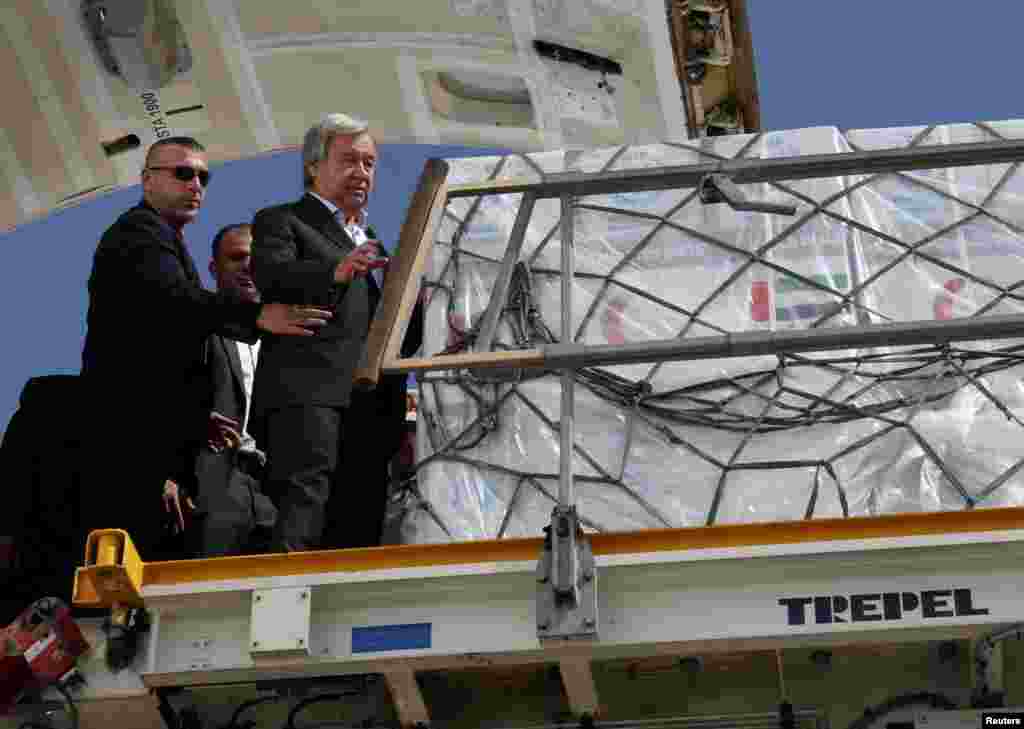 United Nations Secretary-General Antonio Guterres inspects aid for Palestinians, as officials wait to deliver aid to Gaza through the Rafah border crossing between Egypt and the Gaza Strip, at Al Arish airport, in Egypt. REUTERS/Amr Abdallah Dalsh 