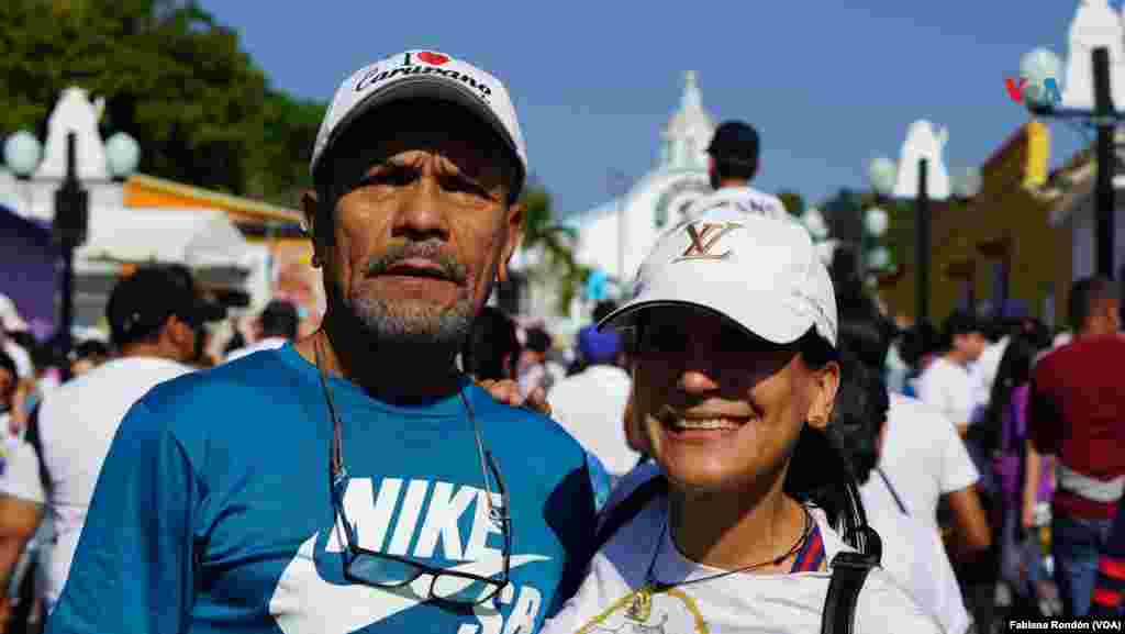 Alejandra tiene 42 años de edad y viajó desde Caracas para asistir a la procesión. La fecha coincide con su cumpleaños. “Vine a celebrarlo con la Divina Pastora”. Alejandra cuenta a la VOA que junto a su familia tienen una fábrica de zapatos y fueron los que confeccionaron los zapatos que usó la Divina Pastora en esta peregrinación número 166.