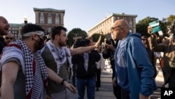 Propalestinski demonstranti zaustavljaju pro-izraelskog demonstranta tokom protesta na Univerzitetu Kolumbija, 12. oktobra 2023. u Njujorku.