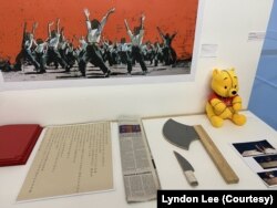 倫敦“白紙週年”藝術展上的作品。（美國之音 李伯安）