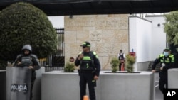 ARCHIVO - La policía custodia la embajada de Estados Unidos donde los manifestantes se manifiestan en apoyo al pueblo palestino en medio de la última guerra entre Israel y Hamas, en Bogotá, Colombia, el martes 24 de octubre de 2023.