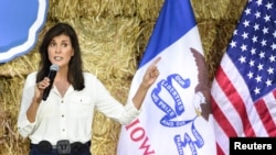 La candidata presidencial republicana de EEUU y ex embajadora ante la ONU, Nikki Haley, habla en el evento "Roast and Ride" organizado por la senadora Joni Ernst mientras hace campaña en Des Moines, Iowa, EEUU, el 3 de junio de 2023. REUTERS/Dave Kaup