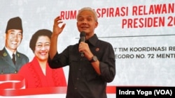 Calon presiden untuk periode 2024-2029 dari PDIP, Ganjar Pranowo (tengah) menghadiri acara peresmian rumah pemenangan relawan Ganjar Pranowo pada Kamis (1/6) di Jakarta.