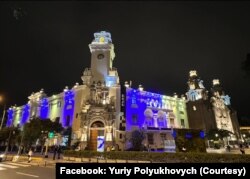 Цьогоріч до Дня незалежності України мерію Мірафлореса, центрального району Ліми, столиці Перу, підсвітили в синьо-жовті кольори