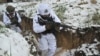 Militares ucranianos de la 43.ª Brigada Mecanizada vestidos con camuflaje de nieve participan en un entrenamiento militar en un lugar no revelado de la región de Kharkiv el 1 de diciembre de 2023, en medio de la invasión rusa de Ucrania.