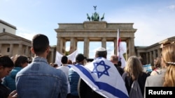 Izraelske pristalice ispred Brandenburške kapije u Berlinu dan posle napada Hamasa (Foto: REUTERS/Liesa Johannssen)