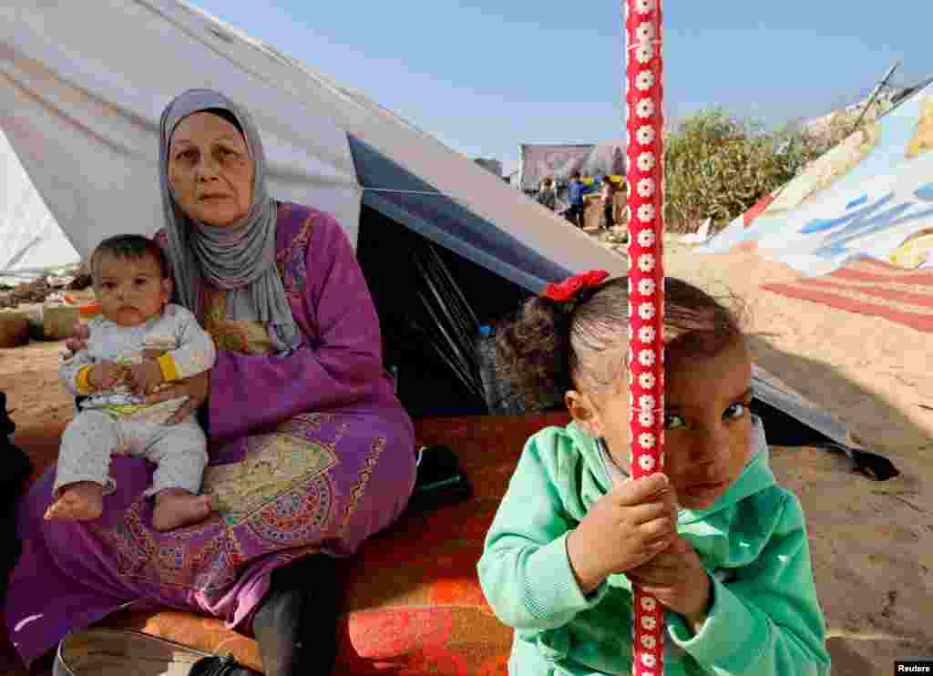 اقوامِ متحدہ کے مطابق سات اکتوبر سے جاری جنگ کی وجہ سے لاکھوں فلسطینی عارضی پناہ گاہوں میں رہنے پر مجبور ہیں۔ رپورٹس کے مطابق اسرائیل کی بمباری اور ٹینکوں کی گولہ باری سے جنوبی غزہ کے شہر خان یونس سے فلسطینیوں کو مزید آگے منتقل ہونے پر مجبور کیا جا رہا ہے۔ 
