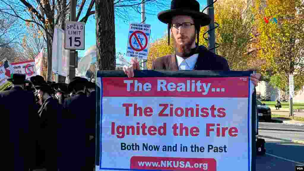 Judíos ortodoxos que denunciaban las acciones de Israel y que apoyaban al pueblo palestino también salieron a protestar. 