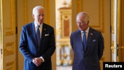 El rey Carlos y el presidente de los Estados Unidos, Joe Biden, llegan para reunirse con los participantes del foro de movilización de financiamiento climático en el Green Drawing Room en el Castillo de Windsor, Berkshire, durante la visita del presidente Biden al Reino Unido. Fecha de la foto: Lunes, 10 de julio de 2023. Andrew Matthews/Pool vía REUTERS
