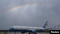 美國財長耶倫乘飛機降落北京首都國際機場，天空出現一道彩虹。。 （2023年7月6日）